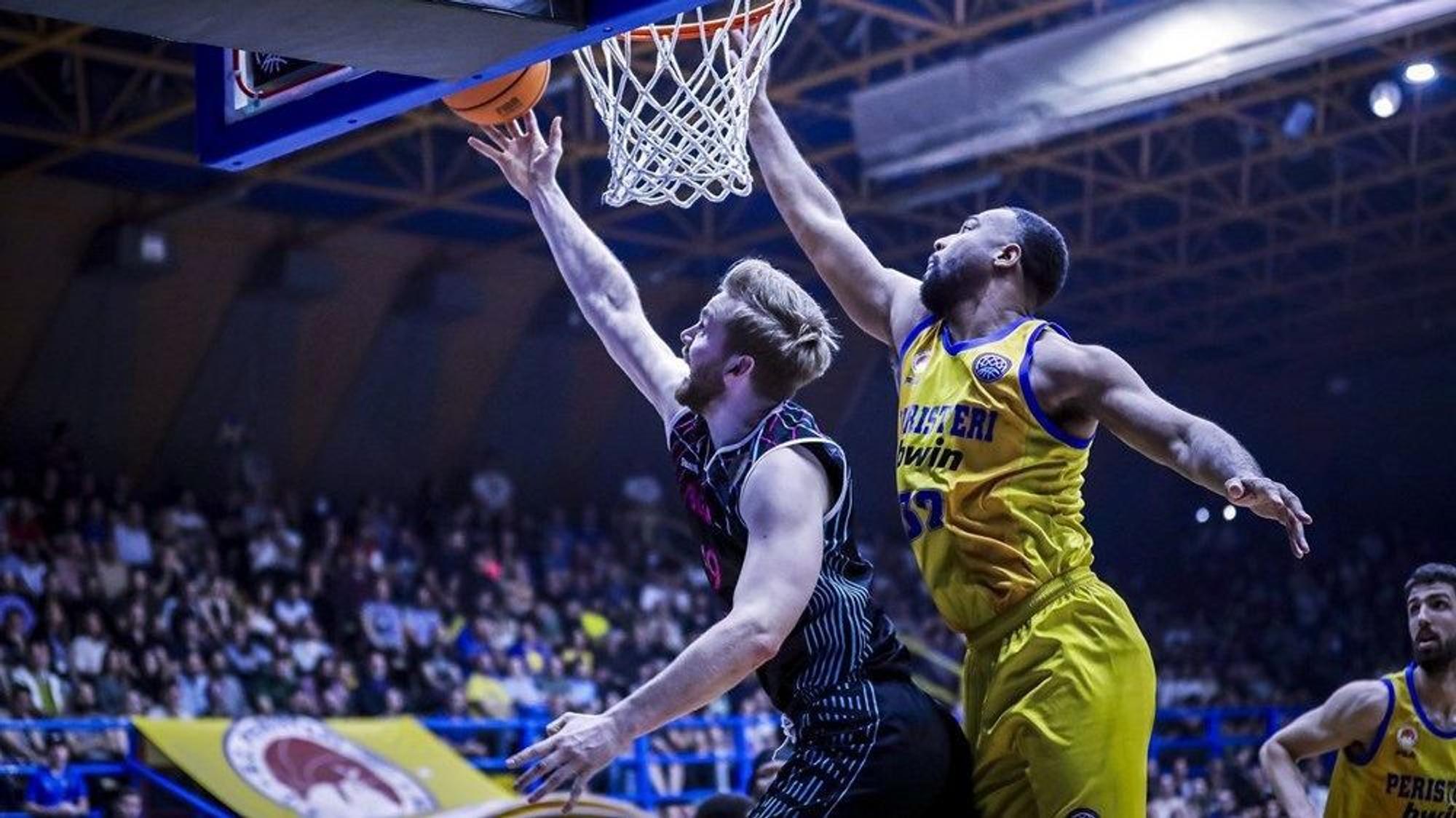 Till Pape (l.) von den Telekom Baskets setzt sich hier gegen Athens Center Trevor Thompson durch.