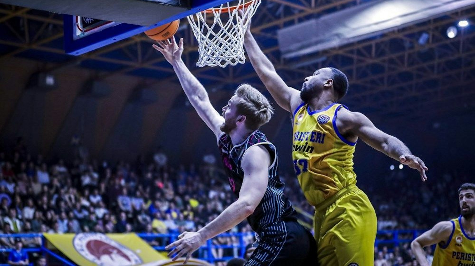Till Pape (l.) von den Telekom Baskets setzt sich hier gegen Athens Center Trevor Thompson durch.