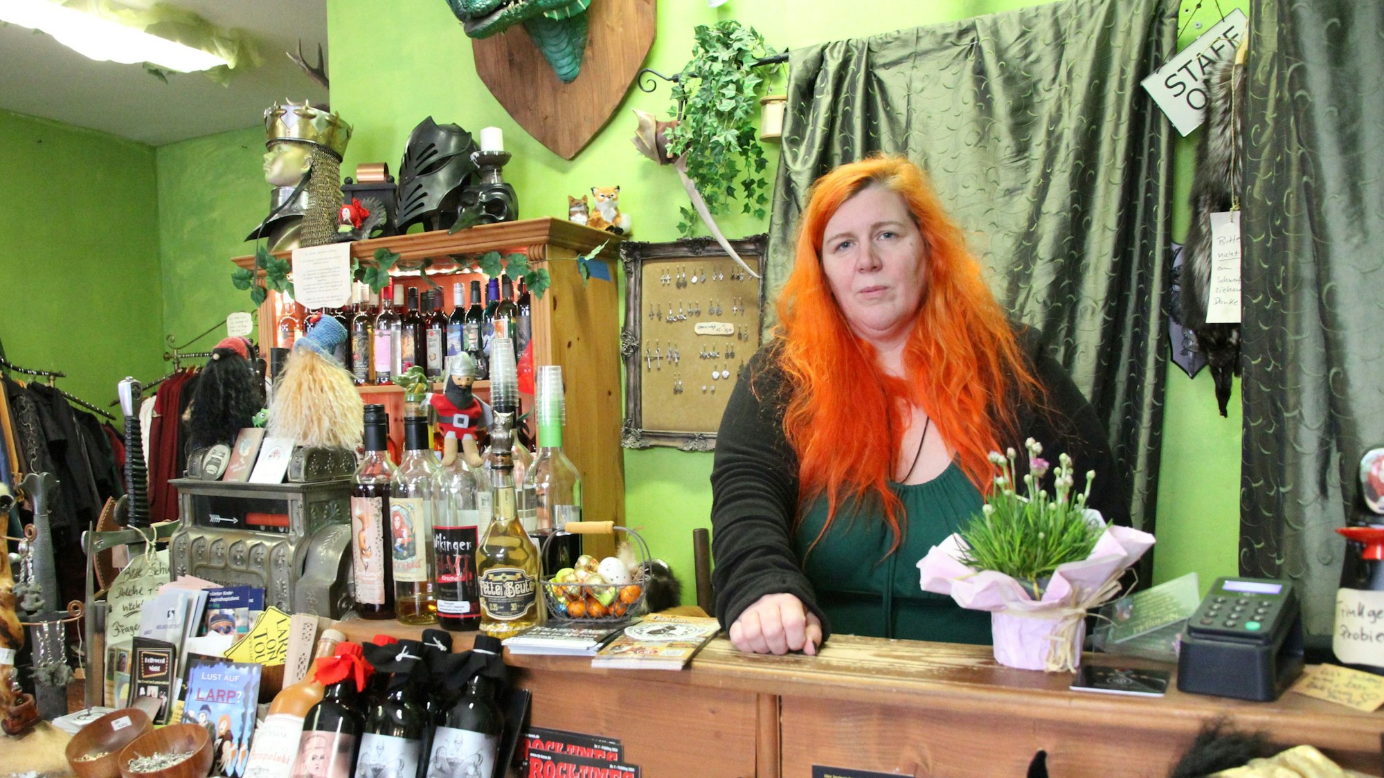 Eine Frau hinter der Verkaufstheke eines Mittelaltergeschäfts