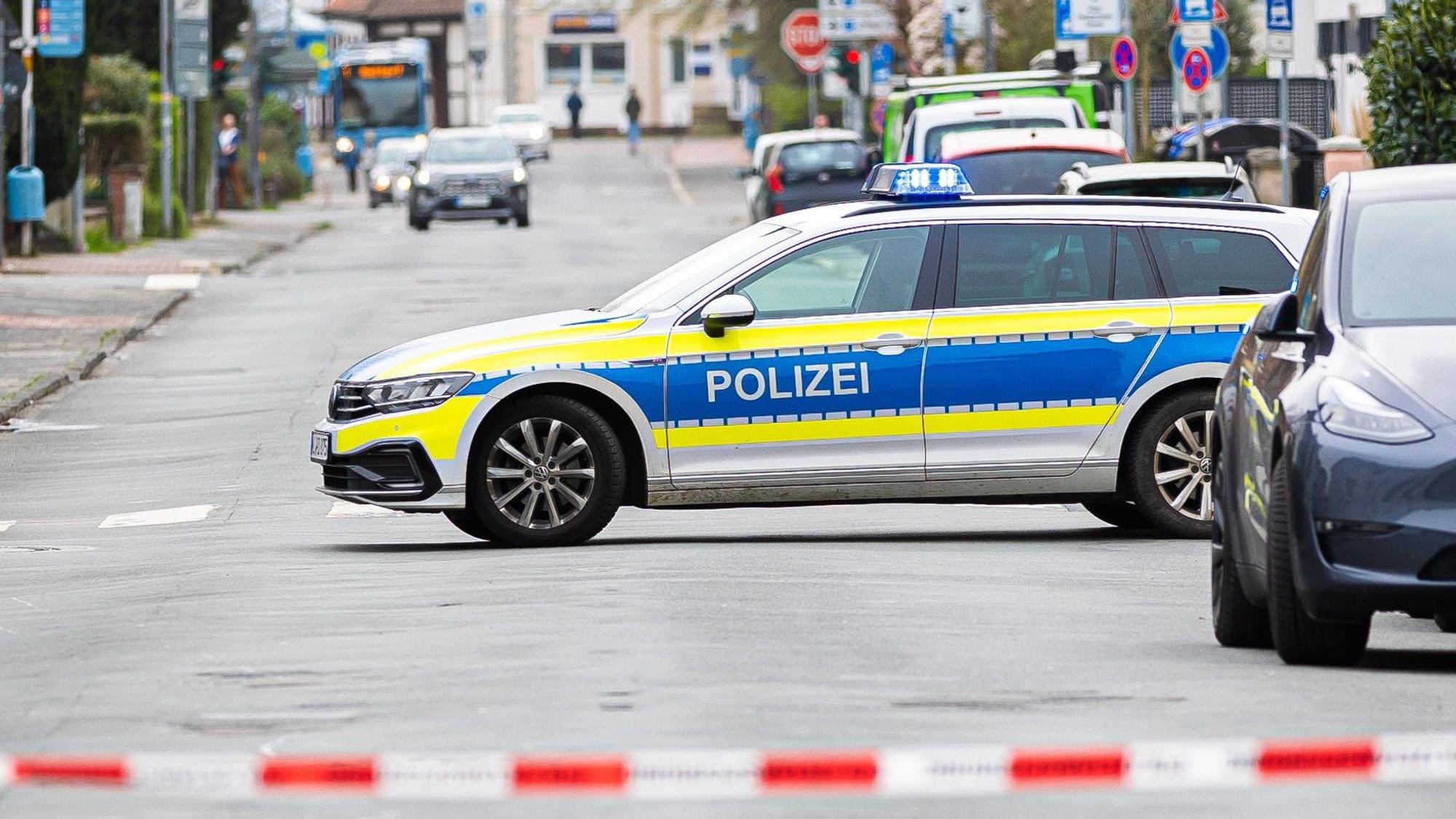 Die Polizei sperrt während des Einsatzes die Friedrichstraße in Nienburg.