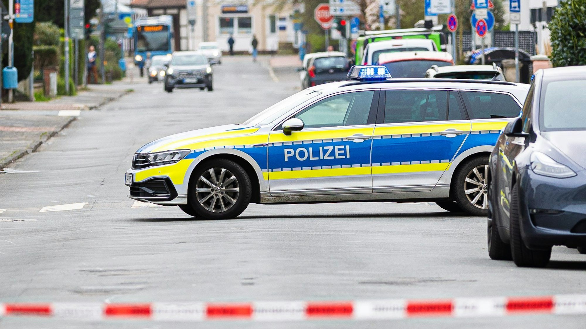 Die Polizei sperrt während des Einsatzes die Friedrichstraße in Nienburg.