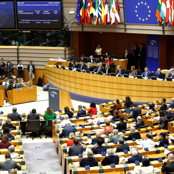 Brüssel: Die Präsidentin des Europäischen Parlaments, Roberta Metsola (M,r) führt den Vorsitz, während die Mitglieder des Europäischen Parlaments an einer Reihe von Abstimmungen teilnehmen.