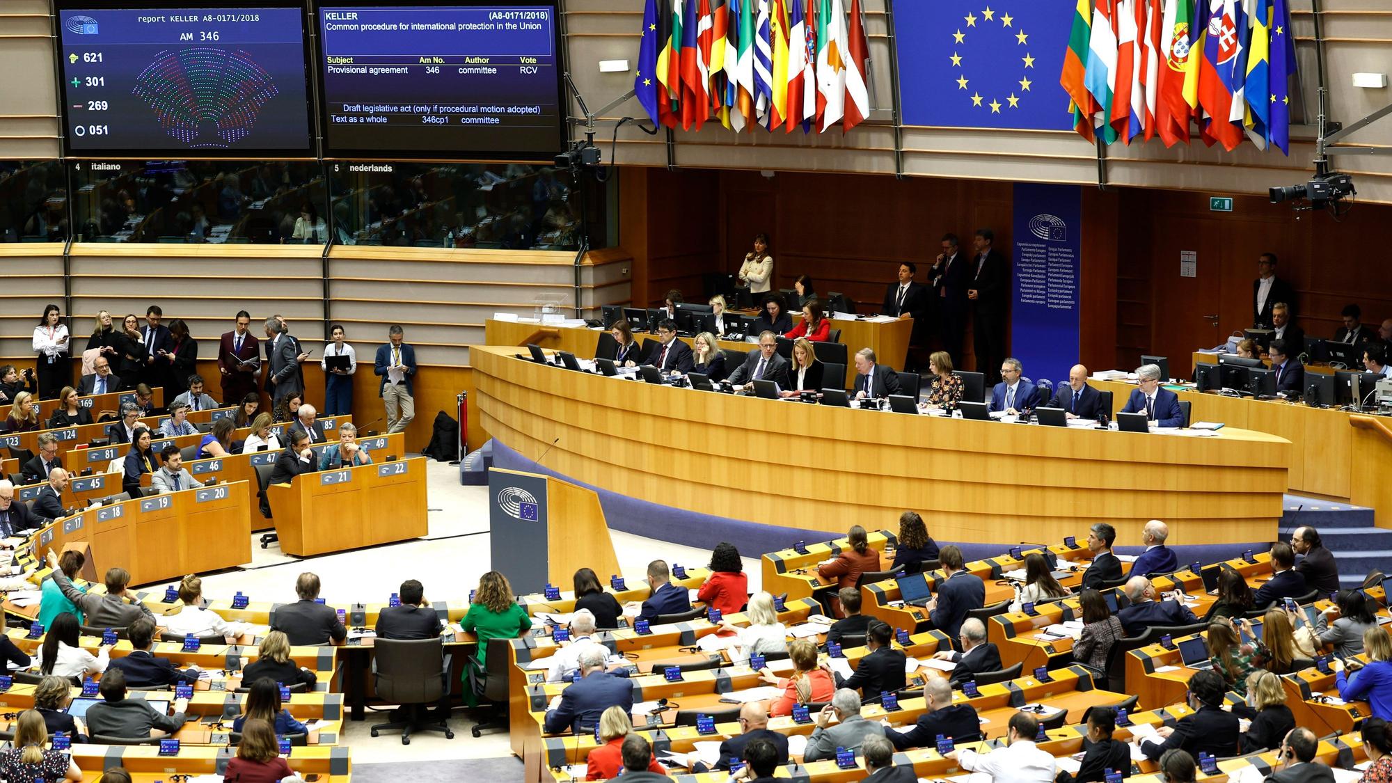 Brüssel: Die Präsidentin des Europäischen Parlaments, Roberta Metsola (M,r) führt den Vorsitz, während die Mitglieder des Europäischen Parlaments an einer Reihe von Abstimmungen teilnehmen.