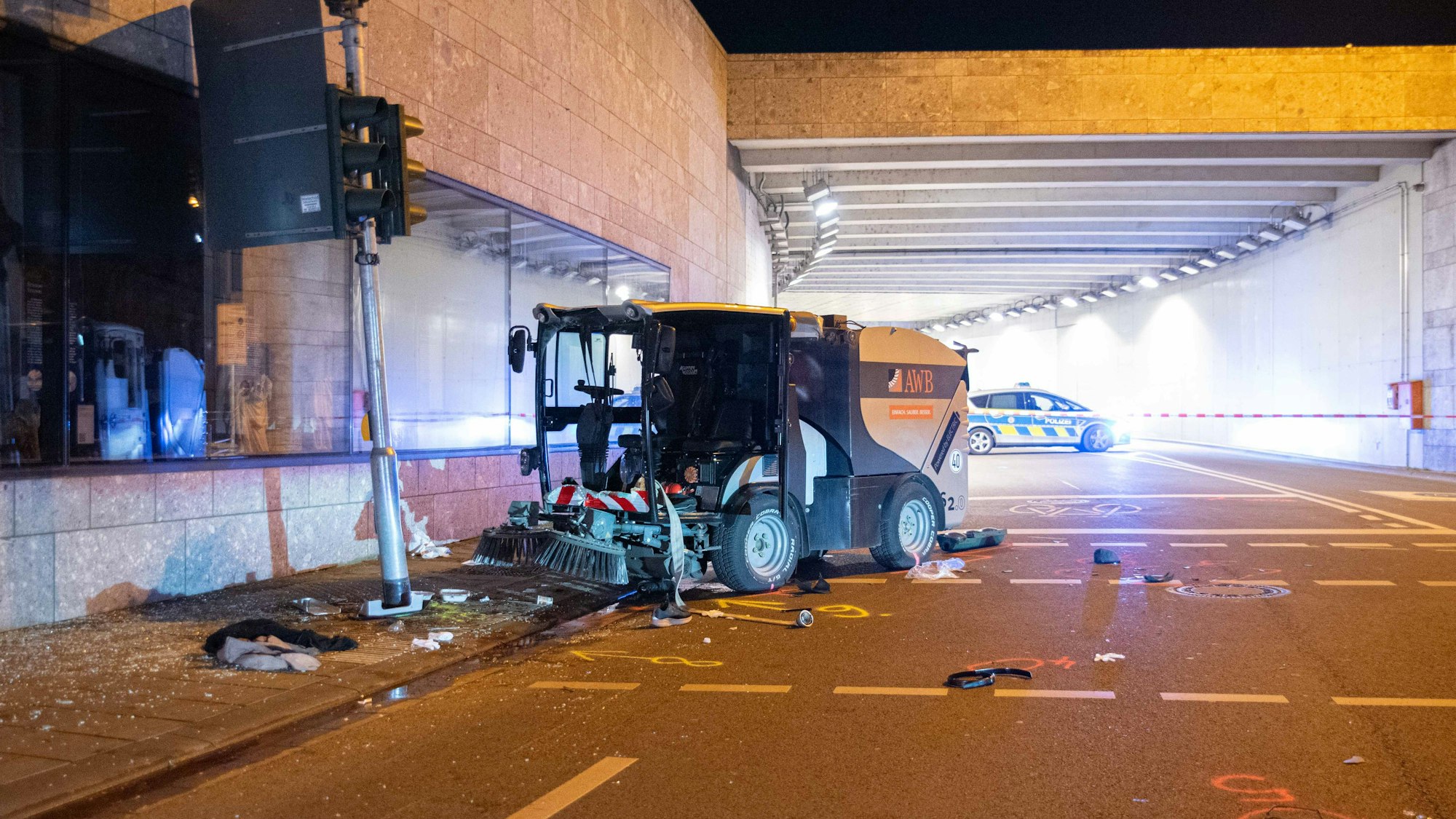 Im Anschluss an den Zusammenstoß mit dem Fußballfan fuhr die Kehrmaschine gegen einen Ampelmast.