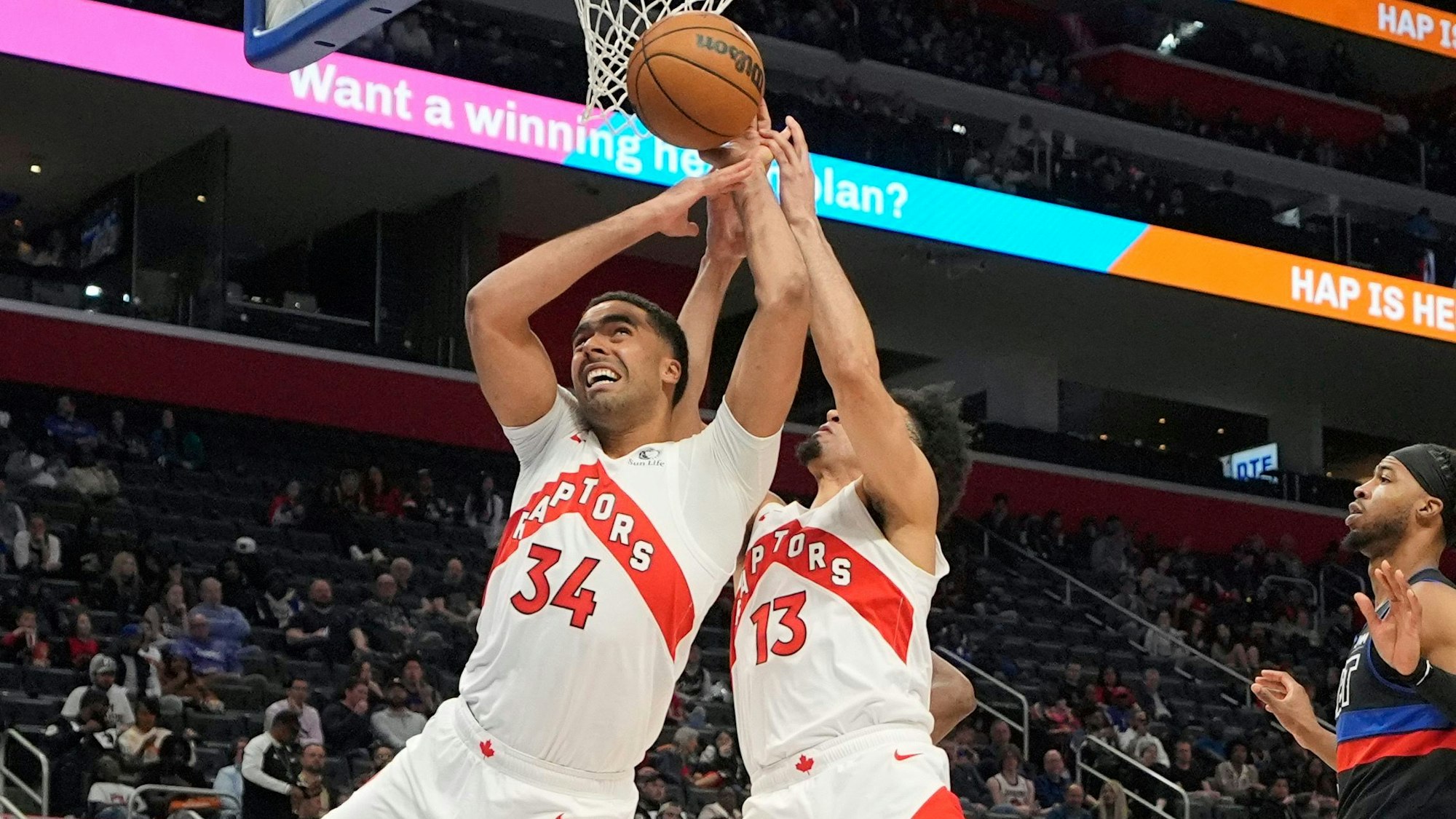 Jontay Porter (l.) bei einem Basketballspiel.