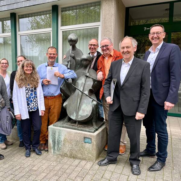 Tillmann Werner, Claudia Schroen, Stephanie Kernke, Ulrike Detering, Klaus Perthel, Martin Mudlaff, Ulrich Haas, Axel Plutte und Dirk Runge (von links) stehen für die neue Musik- und Orchesterschule vor dem Burscheider Rathaus.