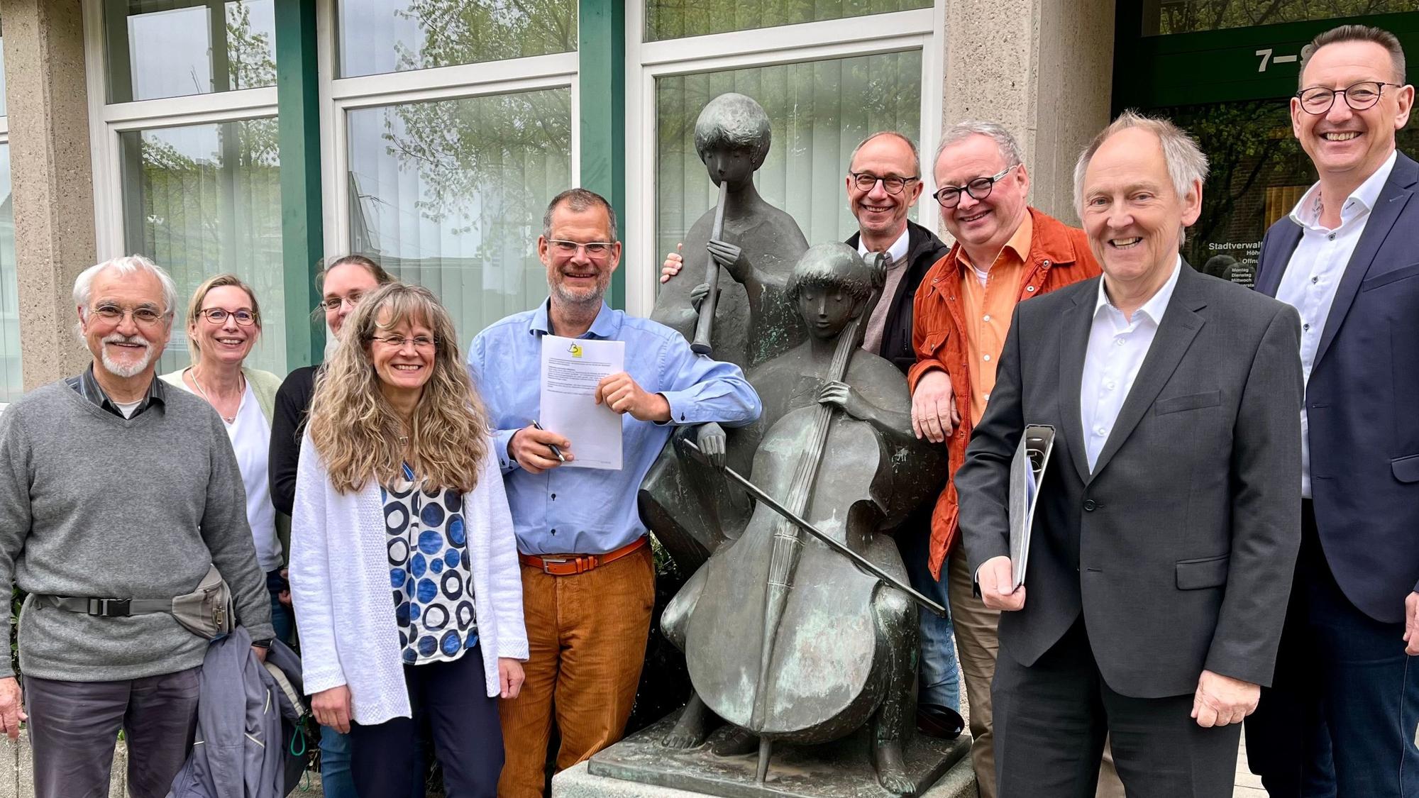 Tillmann Werner, Claudia Schroen, Stephanie Kernke, Ulrike Detering, Klaus Perthel, Martin Mudlaff, Ulrich Haas, Axel Plutte und Dirk Runge freuen sich über die Gründung der MUsik- und Orchesterschule Burscheid.