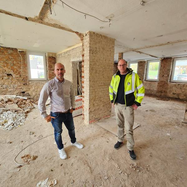 Im Erdgeschoss, dass sich noch im Rohbauzustand befindet, stehen Markus Auel (l.) und Lothar Schatten von der Gemeinde Kall.