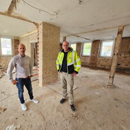 Im Erdgeschoss, dass sich noch im Rohbauzustand befindet, stehen Markus Auel (l.) und Lothar Schatten von der Gemeinde Kall.