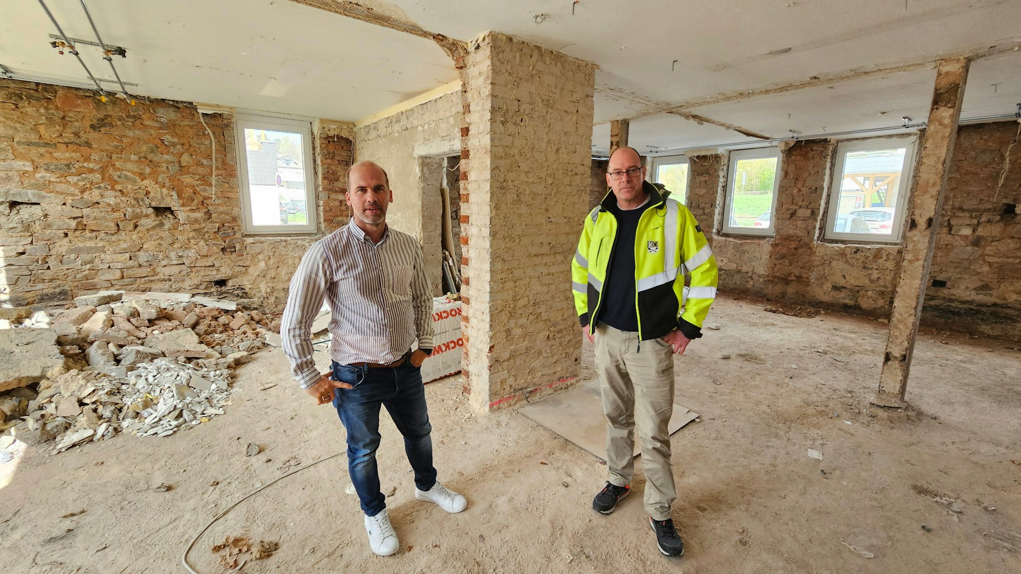 Im Erdgeschoss, dass sich noch im Rohbauzustand befindet, stehen Markus Auel (l.) und Lothar Schatten von der Gemeinde Kall.