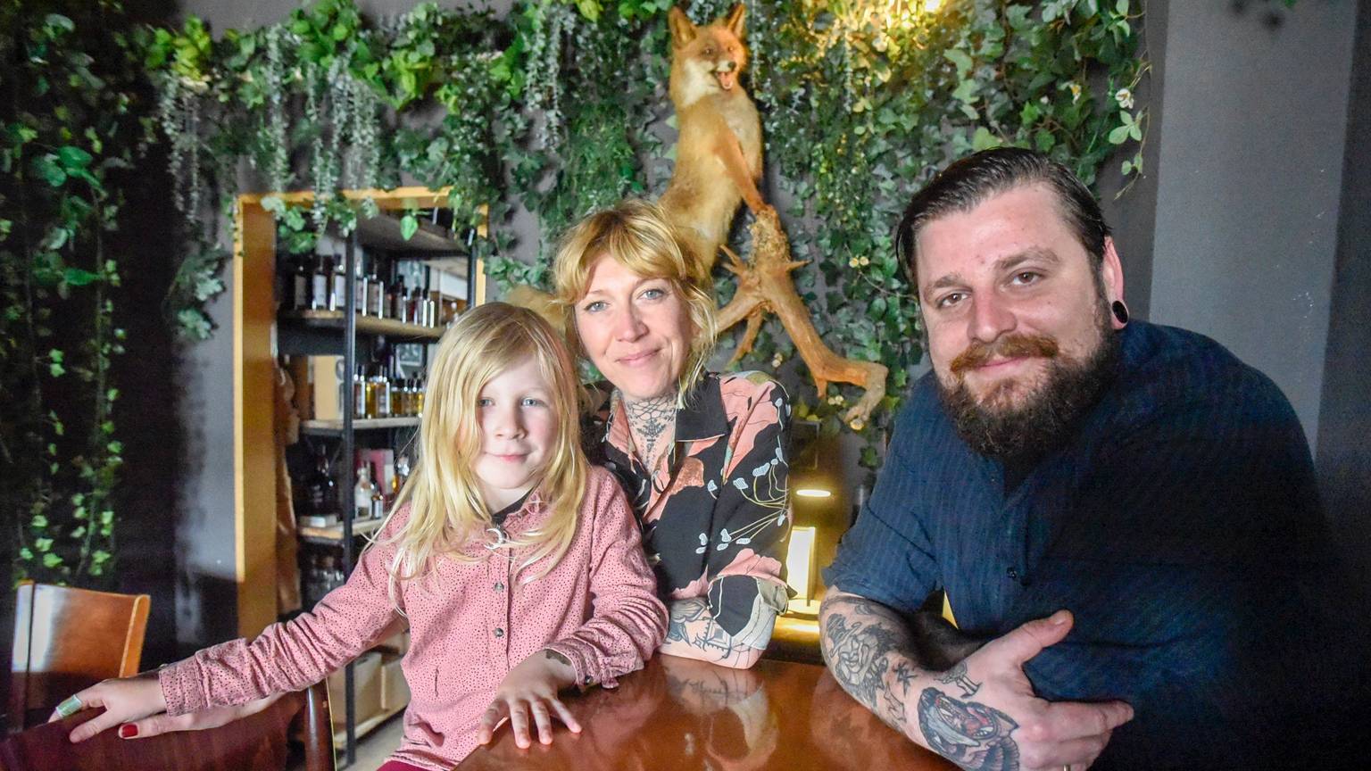 Auf dem Bild ist die Gastronomenfamilie in ihrer Bar zu sehen.