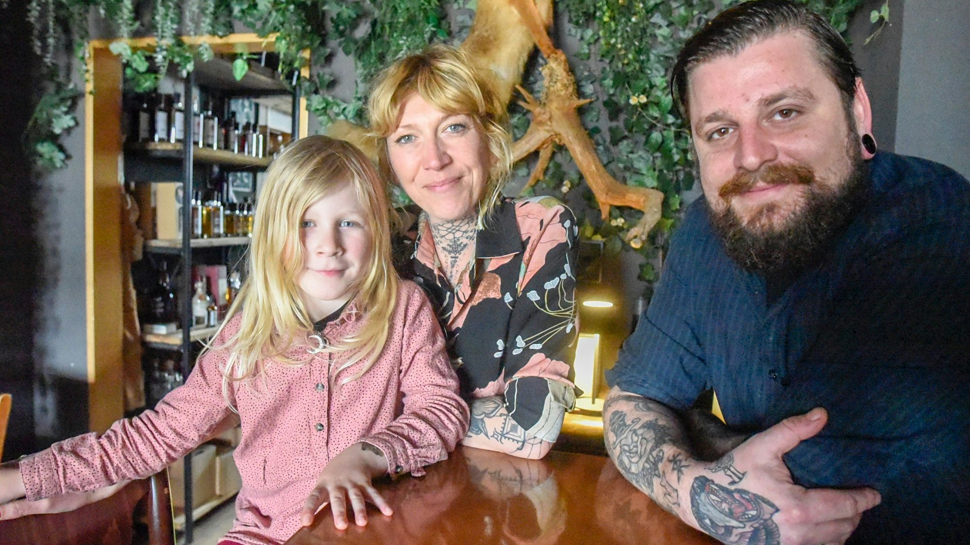 Auf dem Bild ist die Gastronomenfamilie in ihrer Bar zu sehen.