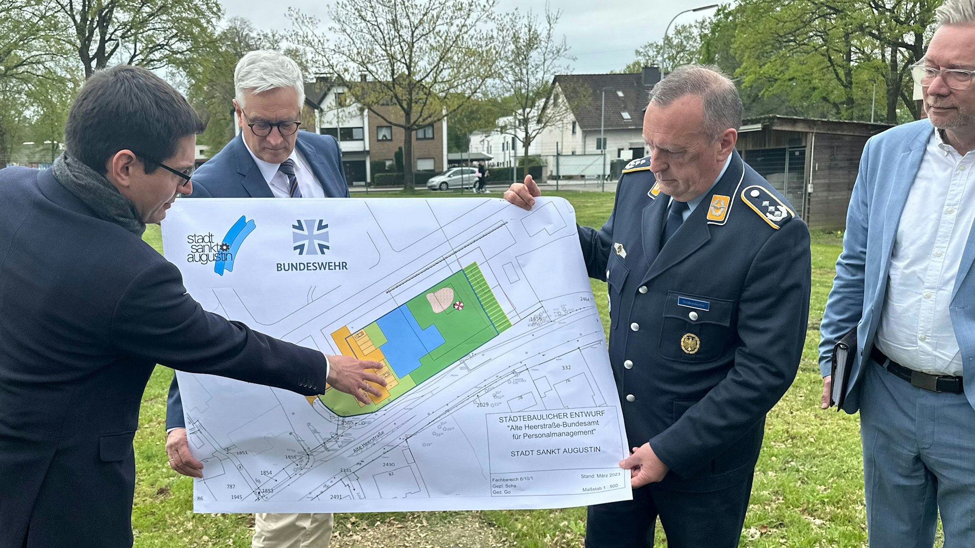 An der Niederberg-Kaserne entsteht eine Kita, Bürgermeister Max Leitterstorf zeigt erste Entwürfe für die Kita.