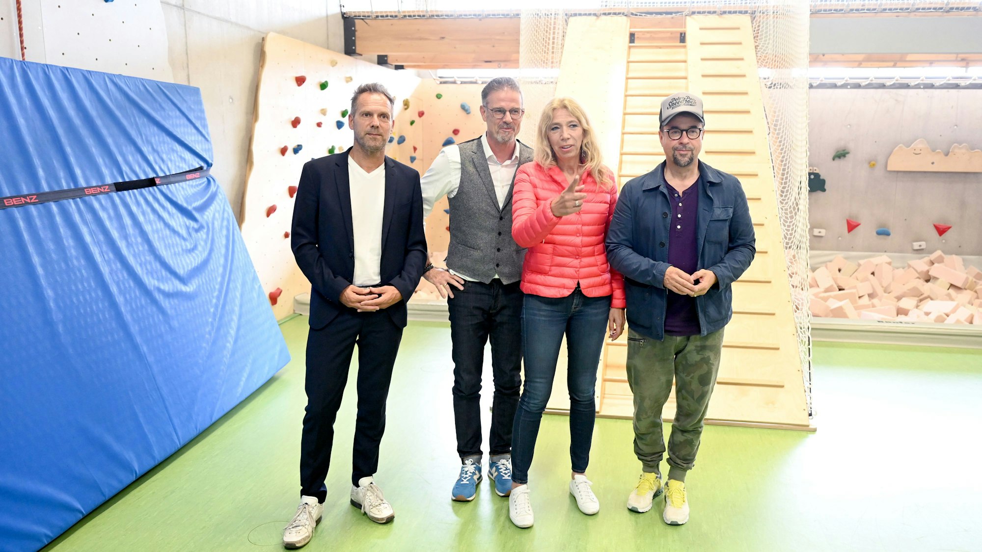 Für das Projekt „Bewegt euch“ in Tübingen traf Ansgar Thiel (l.) vor einigen Jahren auf prominente Unterstützerinnen und Unterstützer. Neben ihm stehen Moderator Michael Antwerpes (2.v.l.), die Tübinger Ärztin Lisa Federle und der Schauspieler Jan Josef Liefers.