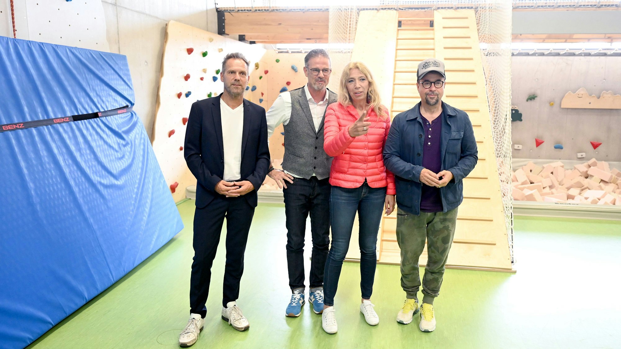 Für das Projekt „Bewegt euch“ in Tübingen traf Ansgar Thiel (l.) vor einigen Jahren auf prominente Unterstützerinnen und Unterstützer. Neben ihm stehen Moderator Michael Antwerpes (2.v.l.), die Tübinger Ärztin Lisa Federle und der Schauspieler Jan Josef Liefers.