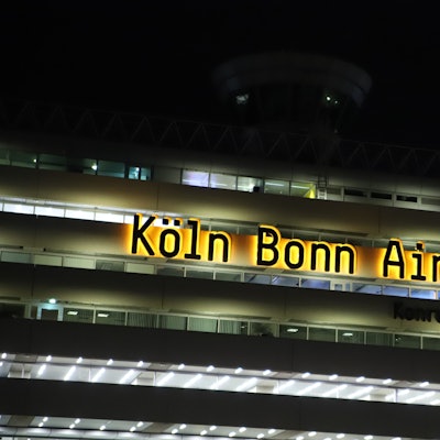 Das Logo Köln Bonn Airport leuchtet am Terminalgebäude des Flughafens.