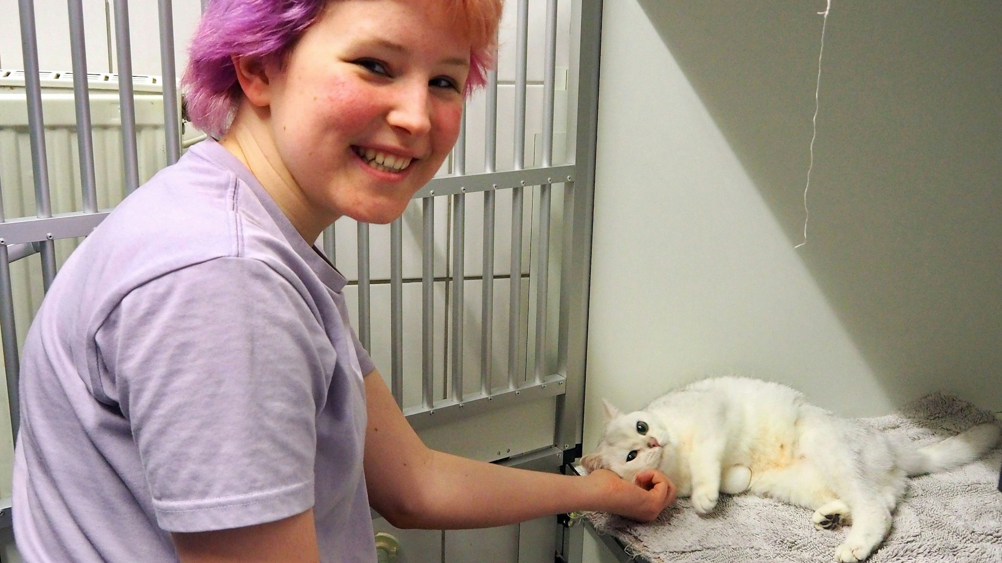 Elif genießt die Streicheleinheiten von Tilda.