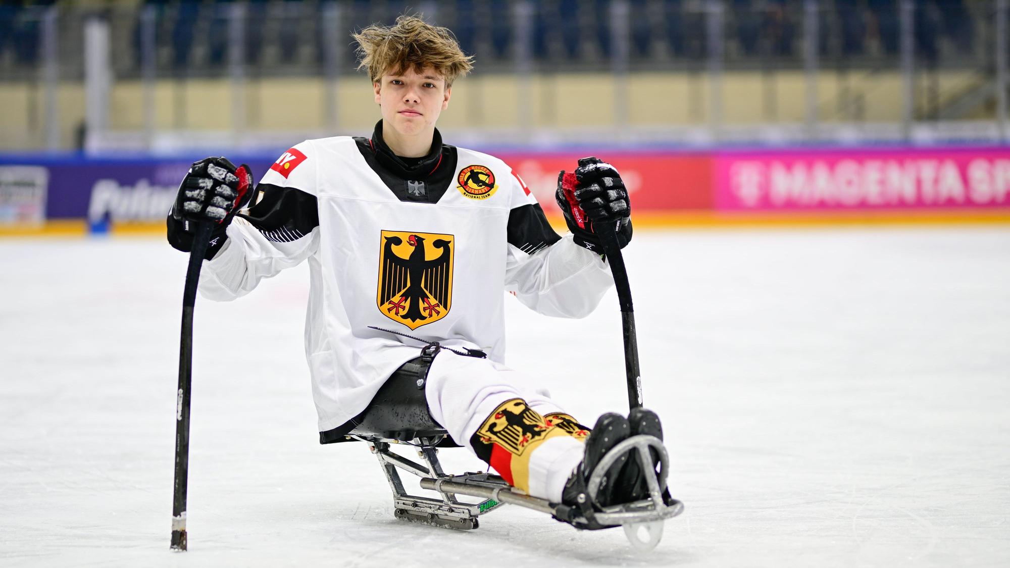 Para-Eishockey-Spieler Jano Bußmann im Porträt auf dem Eis.