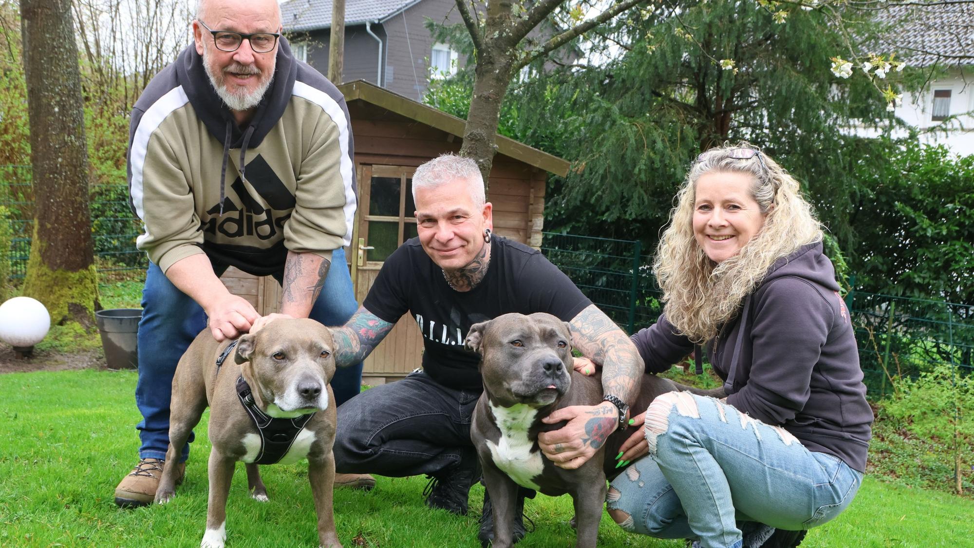 Hadern mit der Hundesteuer in Waldbröl (von links): Klaus Köster, Klaus und Katrin Vollmann mit Thyson und Cleo. Unser Foto zeigt die Gruppe beim Spielen im Garten.