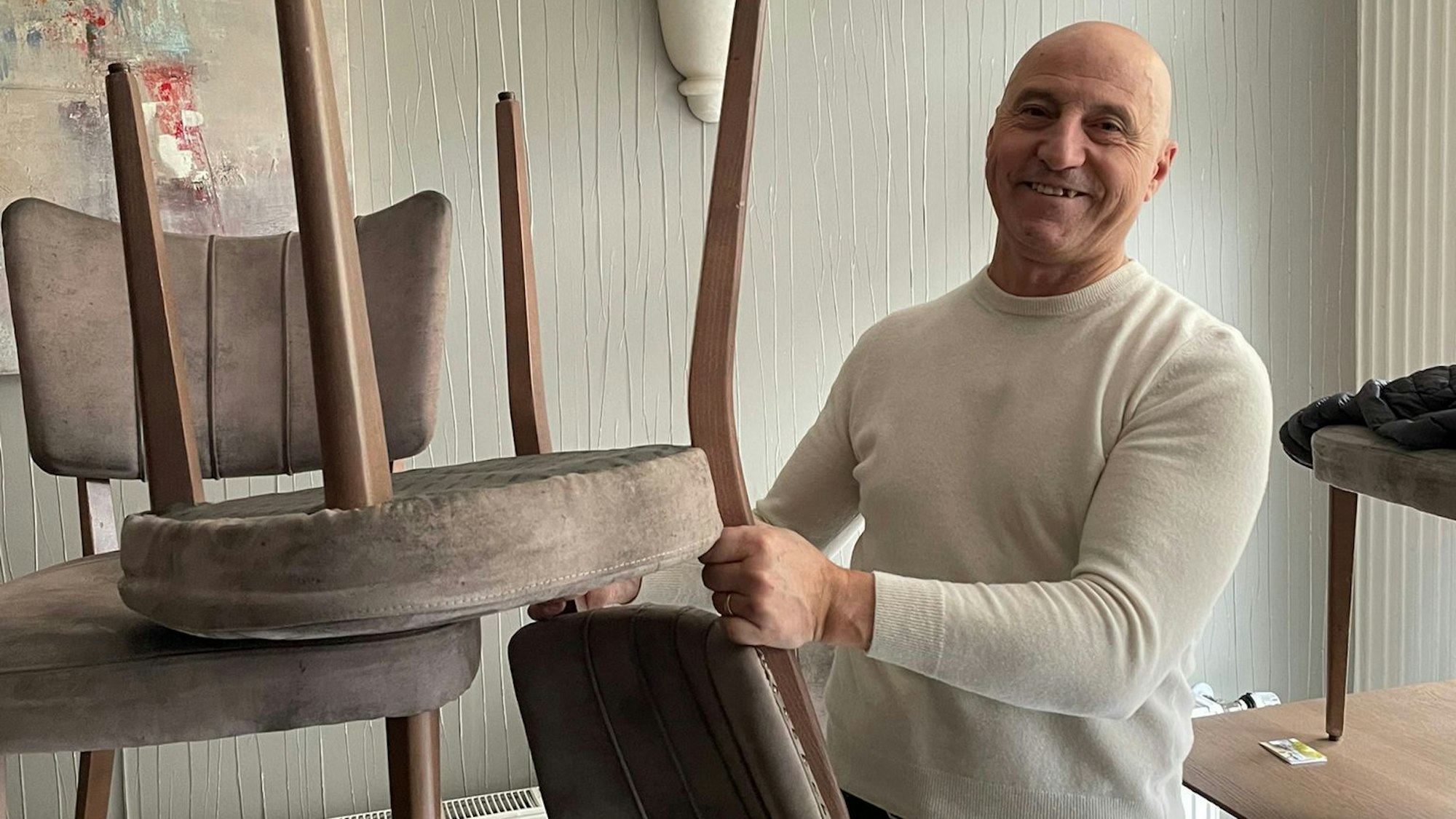 Noch einmal Stühle hochstellen und „Ciao“: Nach 25 Jahren haben Maria Skourti und Gerardo Trotta ihr Restaurant „Rossini“ am Eigelstein geschlossen.