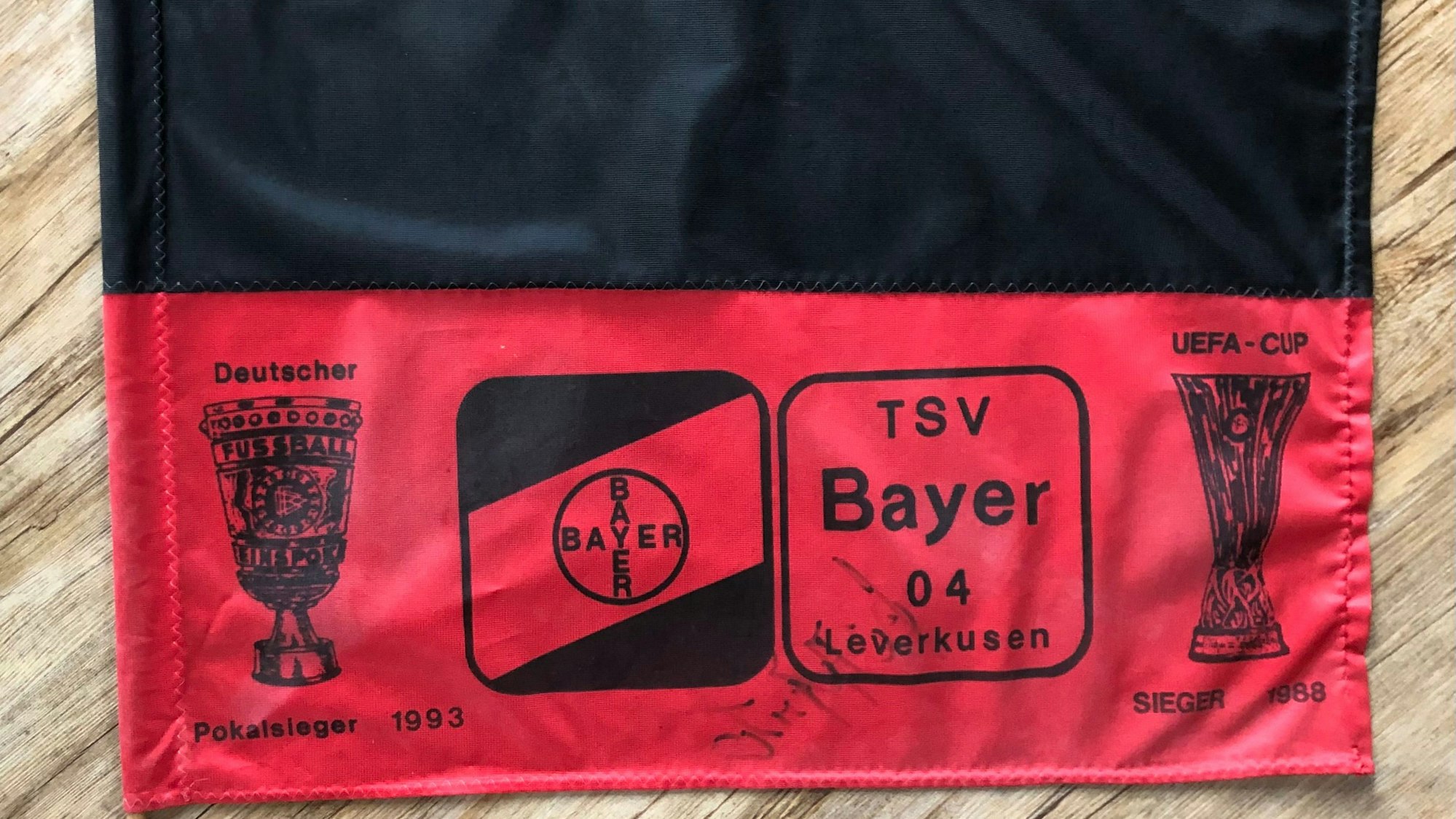 Von wegen, kein Erfolg: der DFB-Pokal und der Uefa-Pokal stehen schon in der Clubvitrine.