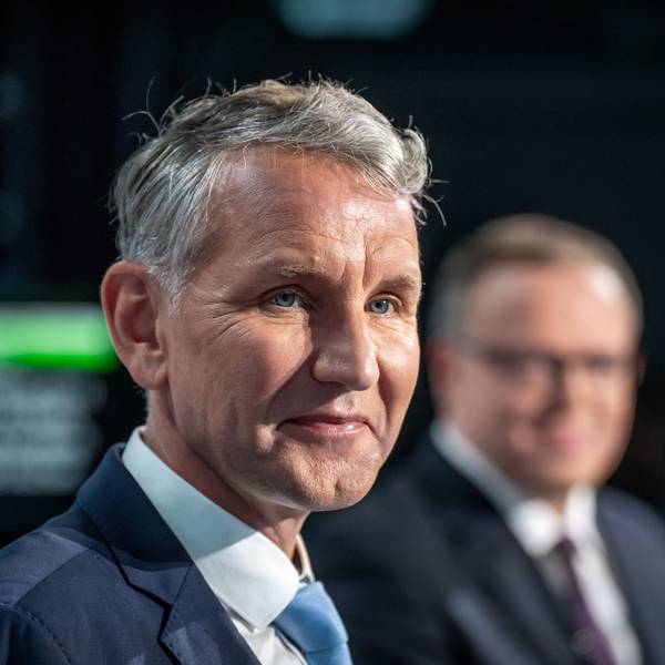 Björn Höcke (AfD, l.) und Mario Voigt (CDU, r.), Spitzenkandidaten für die Landtagswahl in Thüringen, stehen beim TV-Duell bei Welt TV im Studio.