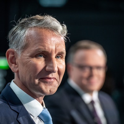 Björn Höcke (AfD, l.) und Mario Voigt (CDU, r.), Spitzenkandidaten für die Landtagswahl in Thüringen, stehen beim TV-Duell bei Welt TV im Studio.