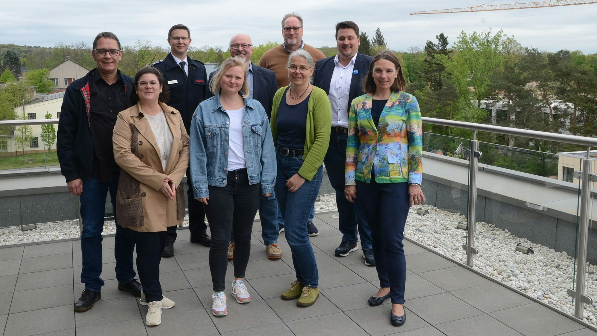 Eine Gruppe von Männern und Frauen auf dem Dach eines Verwaltungsgebäudes.