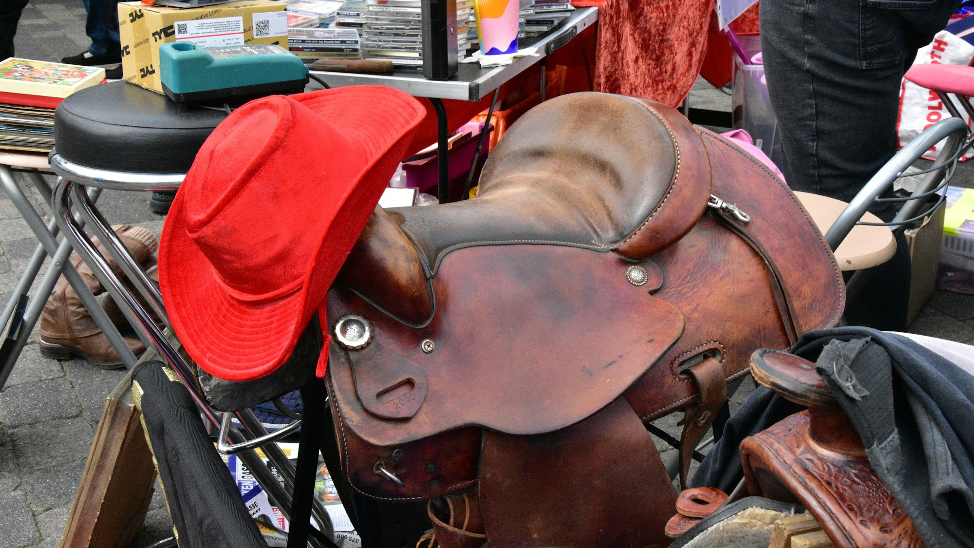 Seltenheitswert haben auch mal ein Sattel nebst Cowboyhut, wie hier in Eitorf.