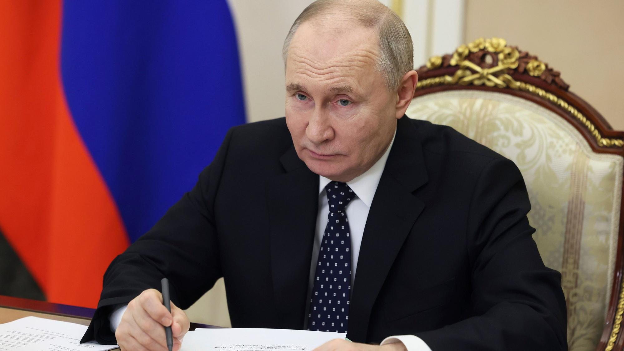 Kremlchef Wladimir Putin an seinem Schreibtisch. Boris Pistorius sieht Parallelen zwischen dem russischen Präsidenten und Adolf Hitler. (Archivbild)