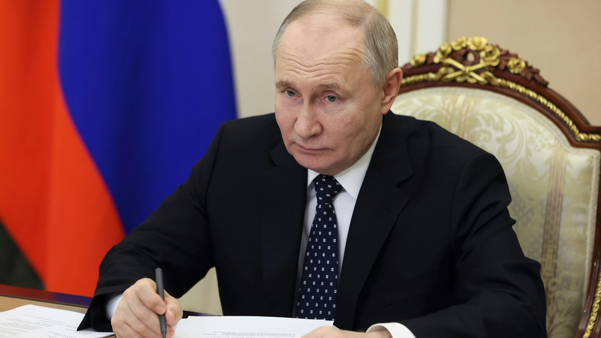 Kremlchef Wladimir Putin an seinem Schreibtisch. Boris Pistorius sieht Parallelen zwischen dem russischen Präsidenten und Adolf Hitler. (Archivbild)