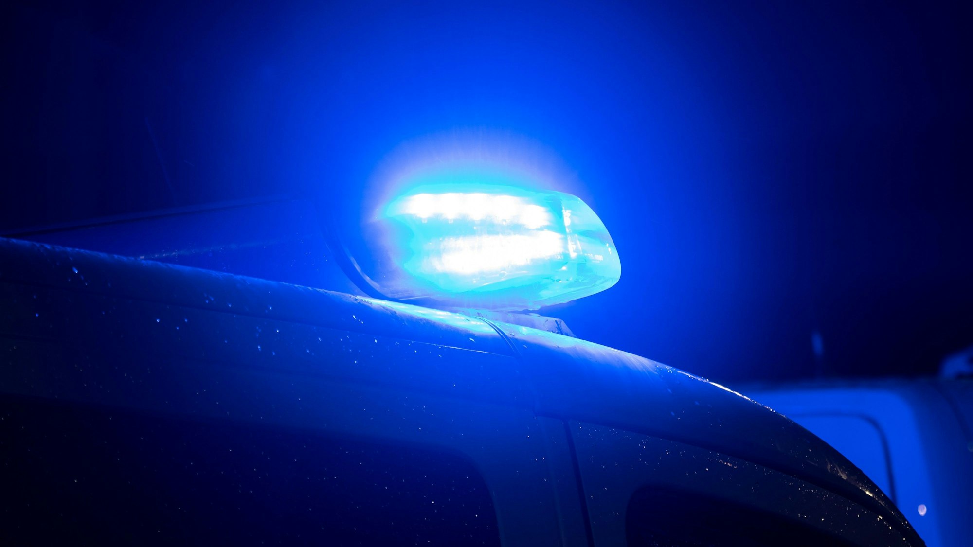 Ein Blaulicht leuchtet auf dem Dach eines Polizeiwagens. (Archivbild)