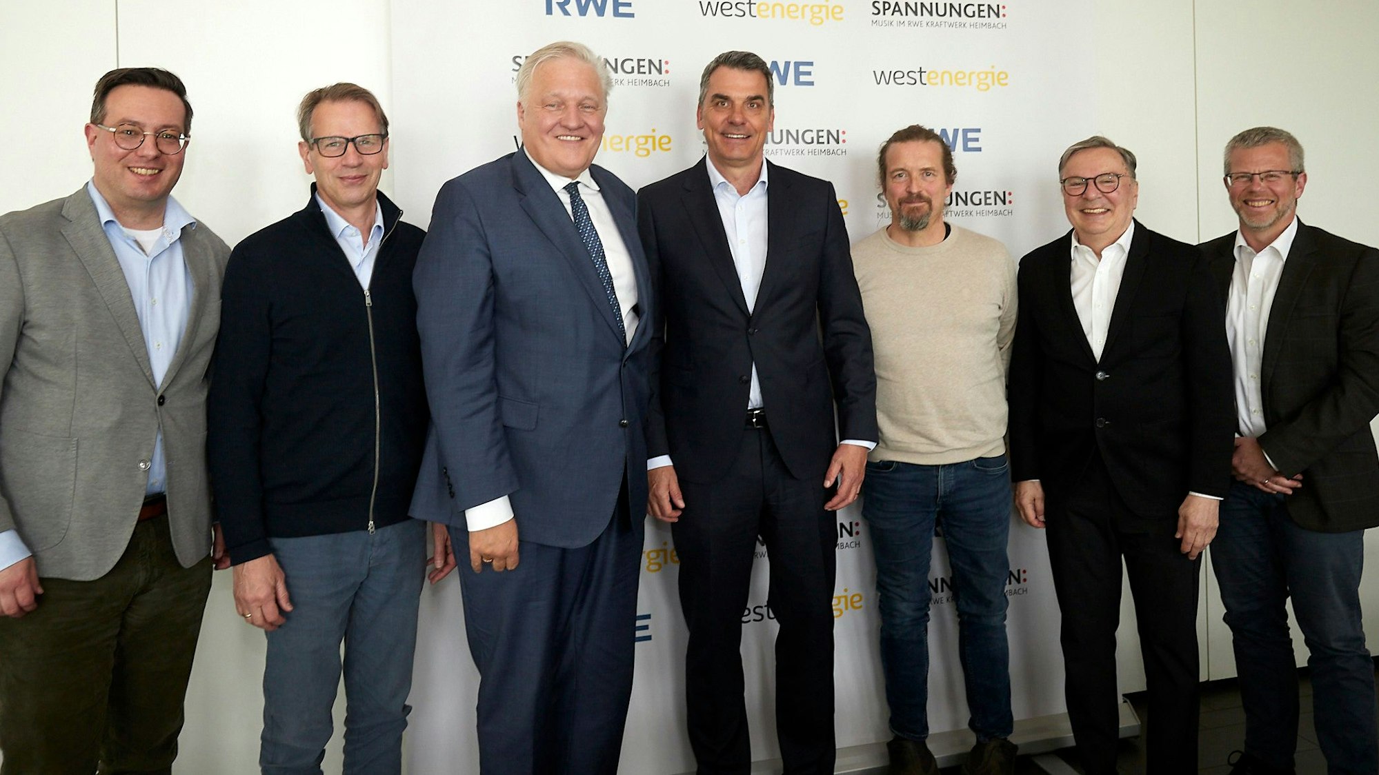 Dr. Stephan Kuijpers, Christoph Schmitz, Wolfgang Spelthahn, Michael Stangel, Christian Tetzlaff, Dr. Hans-Joachim Güttler und Oliver Surges haben sich zu einem Gruppenfoto aufgestellt.
