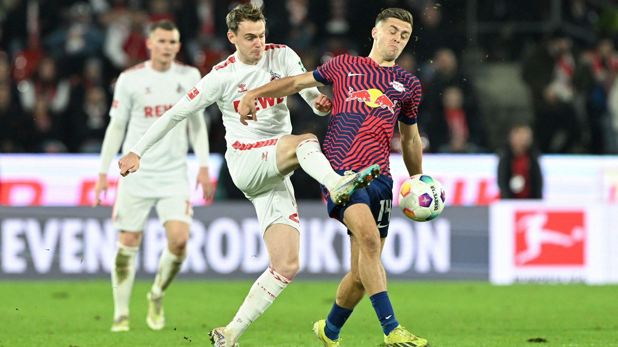 Kölns Jacob Christensen (l) und Leipzigs Christoph Baumgartner kämpfen um den Ball.