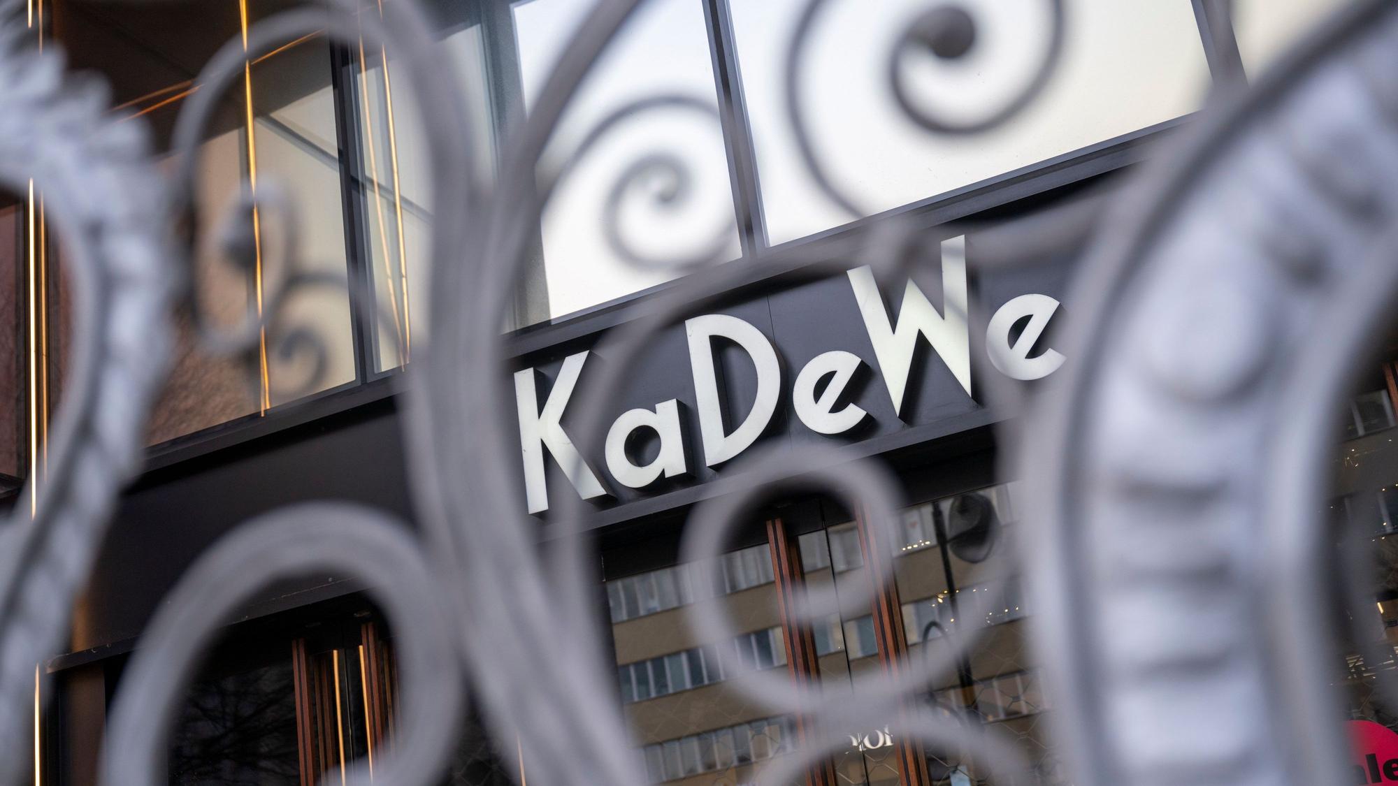 Zu sehen ist der Eingang des Kaufhauses KaDeWe in Berlin.