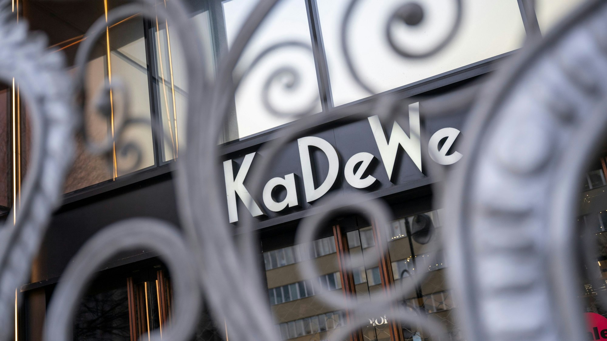 Zu sehen ist der Eingang des Kaufhauses KaDeWe in Berlin.