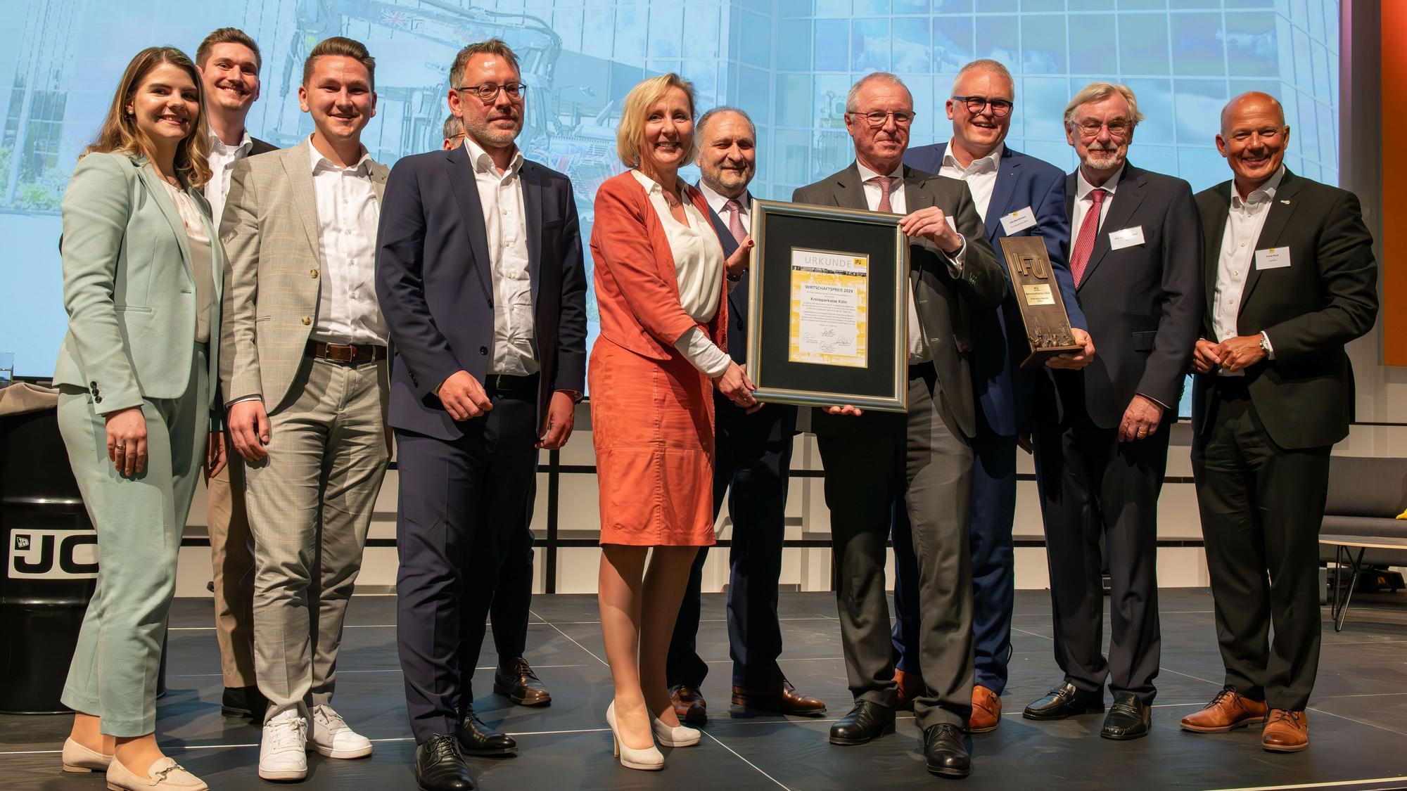 Auf dem Bild sind die Preisträger des Wirtschaftspreises der IFU zu sehen.
