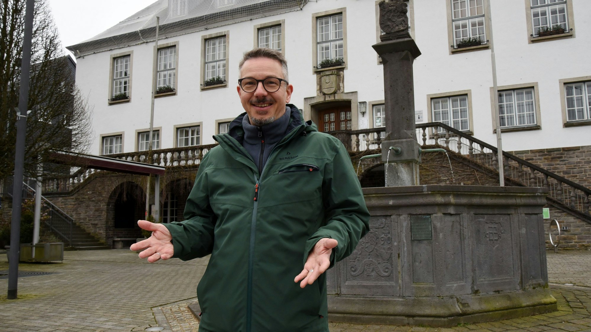 Bild eines Mannes auf einem Marktplatz