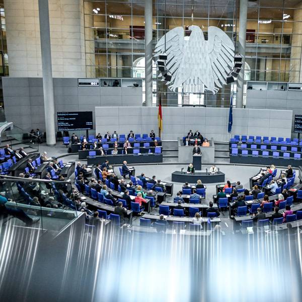 Berlin: Abgeordnete nehmen an der 164. Sitzung des Bundestages teil.