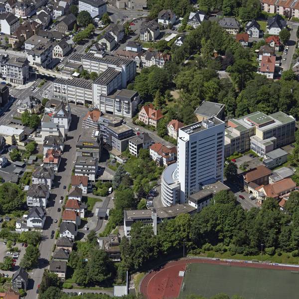 Blick von oben auf die Gummersbacher Innenstadt mit Kreishaus.