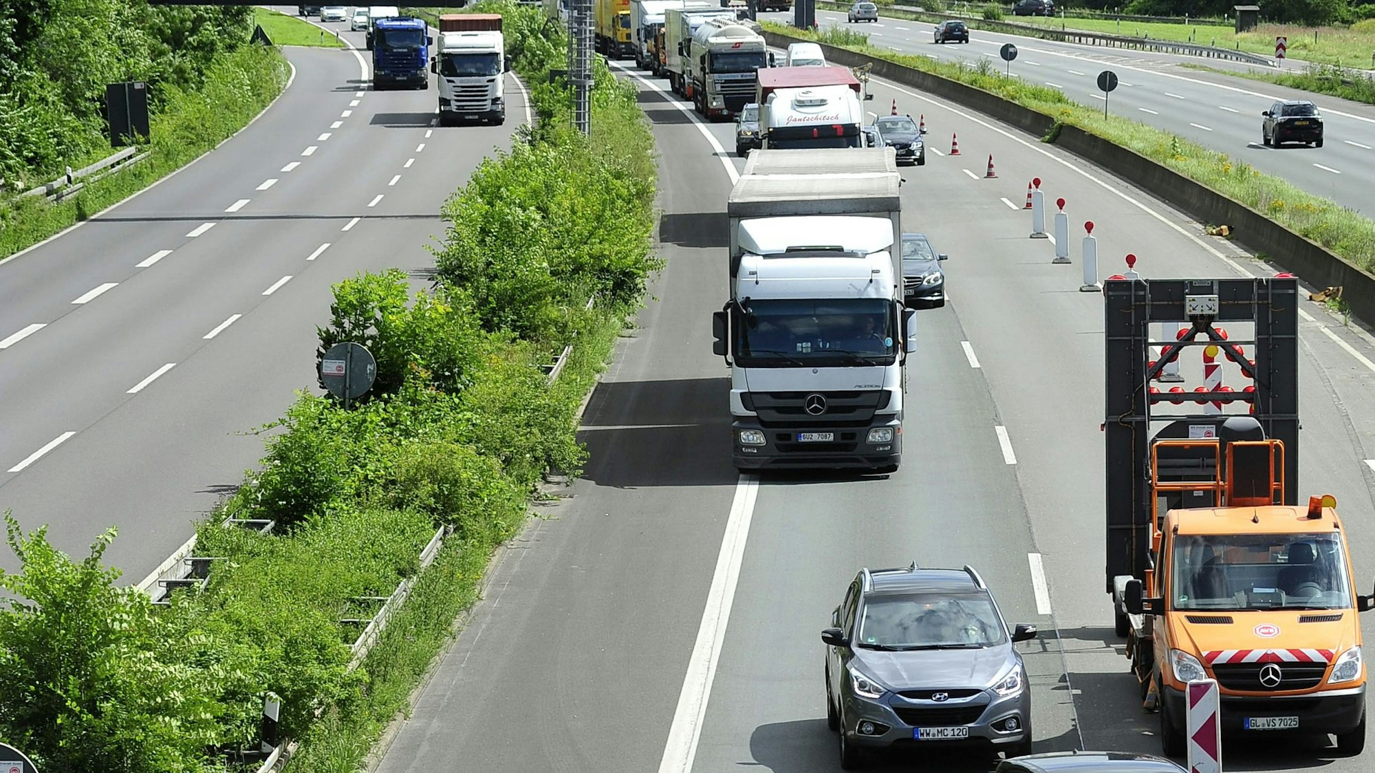 Auf dem Foto ist eine Baustelle auf der A4 zu sehen.