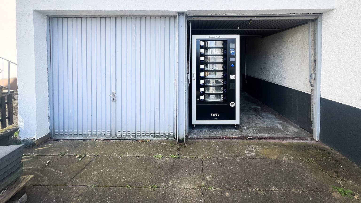 Der „Secret Packs“-Automat auf der Volkhovener Straße in Heimersdorf.