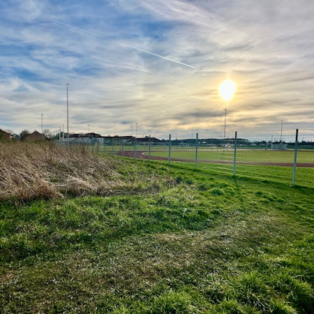 Im Neubaugebiet Rondorf Nordwest wird derzeit ein Investor gesucht, der eine Grundschule errichten will. Im Plan ist das Gebiet neben dem Sportplatz der St. George School eingezeichnet.