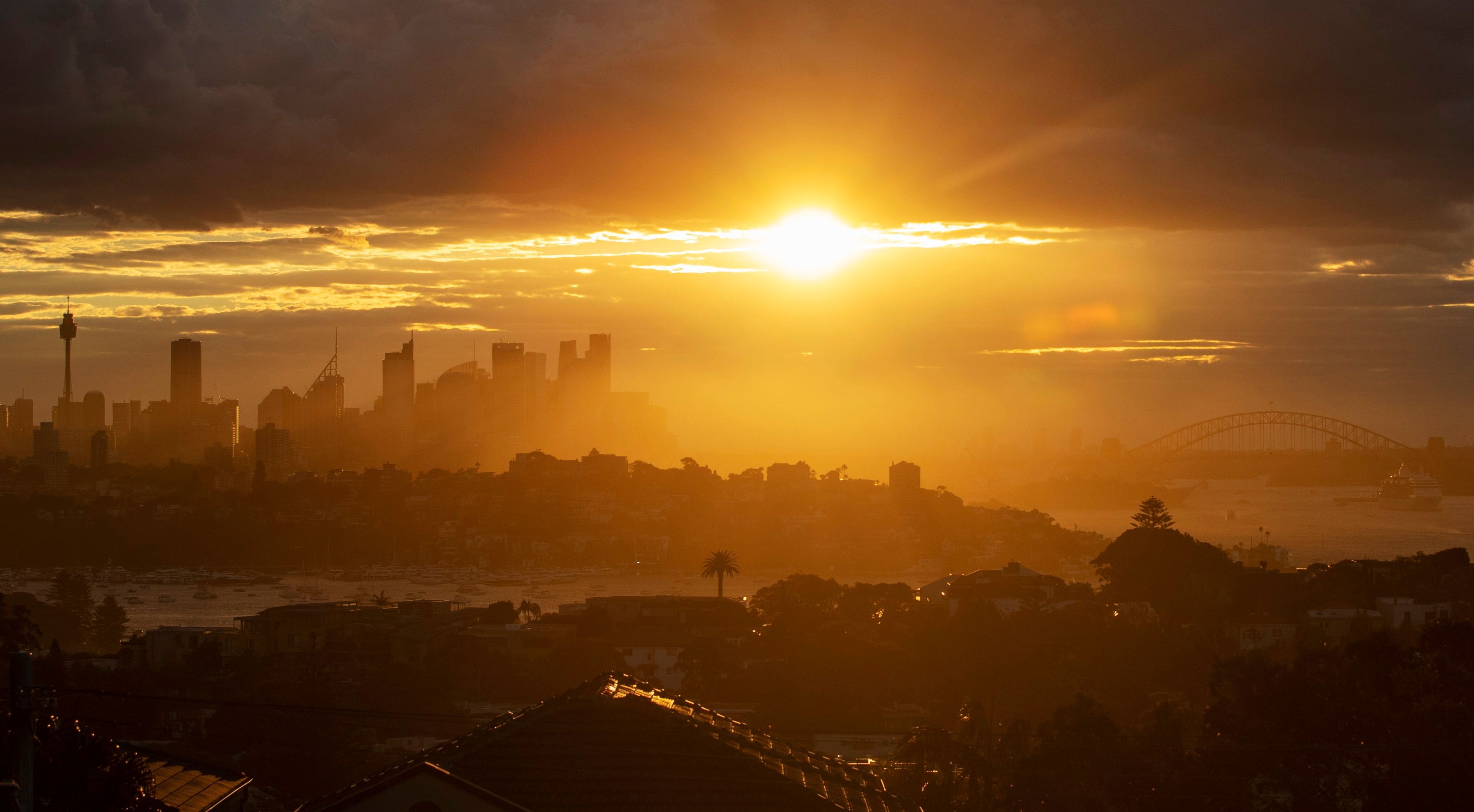 Die Sonne geht hinter der Skyline von Sydney unter.



Das Unwetter ist endlich vorbei.