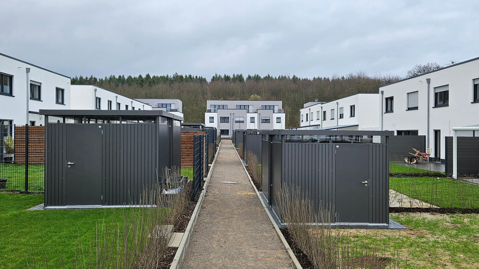 Das Wärmenetz in der Ressourcenschutzsiedlung in Kaster ist fertig. Die Bewohner können ihre Wärme aus dem Abwasser oder von Erdkollektoren beziehen.