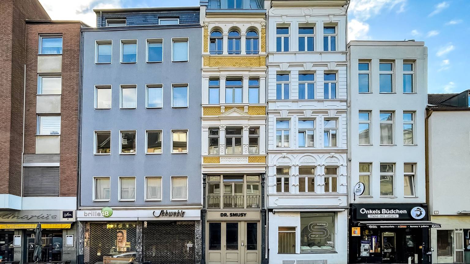 Frisch saniert präsentiert sich das teilweise unter Denkmalschutz stehende Haus an der Apostelnstraße. Unten ist nun „Dr. Smusy“ ansässig.