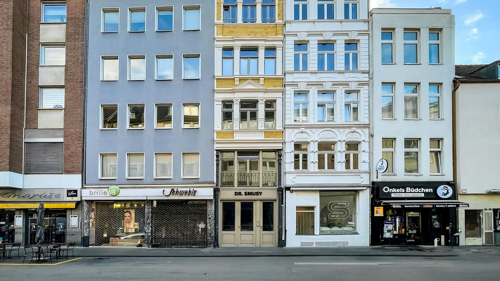 Frisch saniert präsentiert sich das teilweise unter Denkmalschutz stehende Haus an der Apostelnstraße. Unten ist nun „Dr. Smusy“ ansässig.