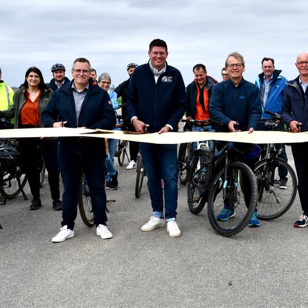 Ein neuer Radweg verbindet nun Bedburg mit Jüchen und Mönchengladbach, RWE und die Bürgermeister eröffneten ihn.