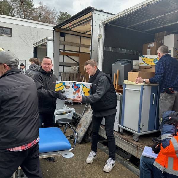 Helfer der Humanitären Hilfe Overath und Bergisch Gladbach verladen für einen Hilfskonvoi ins westukrainische Lviv Kartons, Krankenhausbetten und weiteres medizinisches Material.