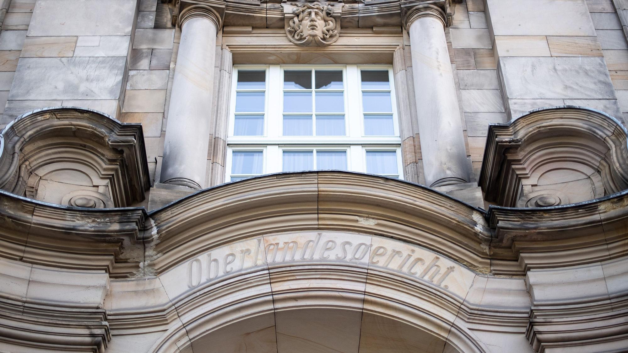 ARCHIV - 26.08.2019, Nordrhein-Westfalen, Düsseldorf: Eingang zum Oberlandesgericht Düsseldorf. (zu dpa: «Viertelmillion Spenden für den IS: Prozess wegen Terror-Unterstützung») Foto: Marius Becker/dpa +++ dpa-Bildfunk +++